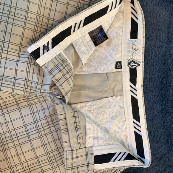 Volcom shorts - Picture 3 of 13
